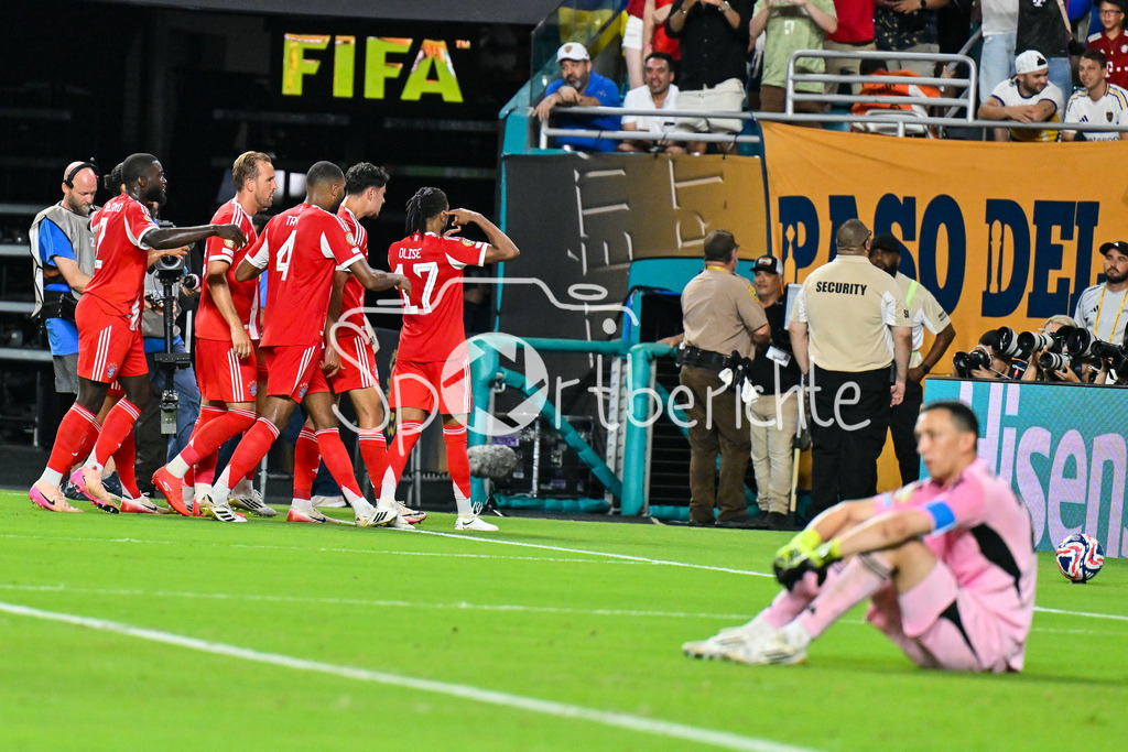 FC Bayern München - Boca Juniors | Jubel der Bayern nach dem Treffer zum 2-1 durch Michael OLISE (FC Bayern Muenchen 17) / Tor / Torschuetze / Freude / Happy / FIFA Club World Cup: FC Bayern Muenchen - Boca Juniors, Hard Rock Stadium am 20.06.2025 / NOT FOR SALE IN USA
