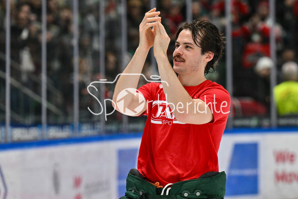 Augsburger Panther - Straubing Tigers | Die Panther feiern zusammen mit den Fans den Heimsieg gegen Straubing / DEL: Augsburger Panther - Straubing Tigers, Curt Frenzel Stadion am 29.11.2024 / Strauss MANN (Augsburger Panther #38)