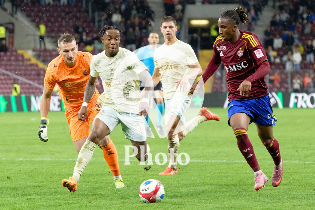 UEFA Conference League Play-offs 2nd leg - Servette FC v FC Shakhtar Donetsk | Keyan Varela (29 Servette FC) Kevin (11 FC Shakhtar Donetsk) Dmytro Riznyk (31 FC Shakhtar Donetsk) Valeriy Bondar (5 FC Shakhtar Donetsk) battle for the ball (duel)  during the UEFA Conference League Play-offs 2nd leg match between Servette FC and FC Shakhtar Donetsk at Stade de Geneve in Geneva, Switzerland