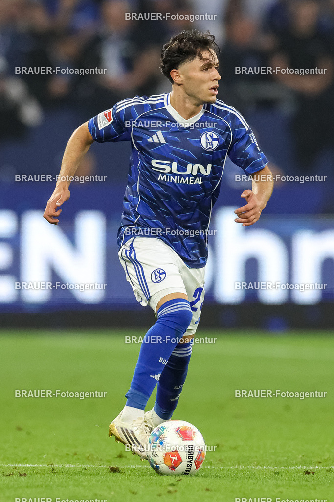 1_S04BER_20250801_1960.JPG -  - FC Schalke 04 - Hertha BSC Berlin - 2. Bundesliga | Gelsenkirchen, Deutschland, 01.08.25: Soufiane El-Faouzi (FC Schalke 04) in Aktion, am Ball, Einzelaktion waehrend des Spiels der 2. Bundesliga zwischen FC Schalke 04 - Hertha BSC Berlin in der Veltins-Arena am 01. August 2025 in Gelsenkirchen, Deutschland. (Foto von Stefan Brauer/Brauer-Fotoagentur)DFB/DFL REGULATIONS PROHIBIT ANY USE OF PHOTOGRAPHS AS IMAGE SEQUENCES AND/OR QUASI-VIDEO.
