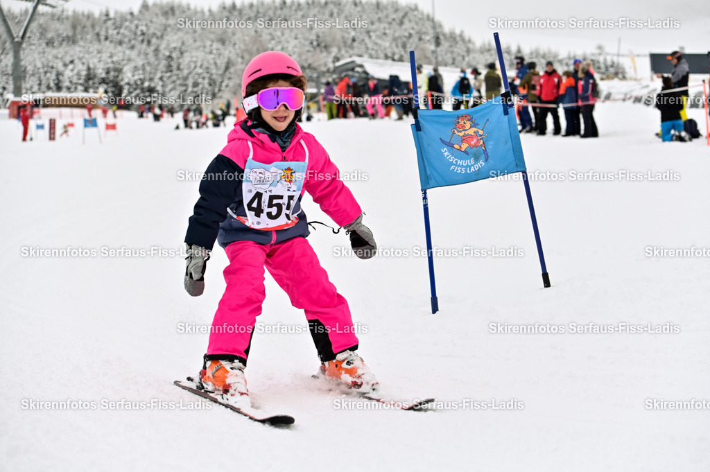 SRF_20.02.2026_0278 | Skirennfotos,Serfaus,Fiss,Ladis,Kinderskirennen,Winter,Tirol,Oberland,skirace,SFL,feelfree,weil wir's genießen,ski,Ski,skifahren,Sonnenplateau, - Realisiert mit Pictrs.com