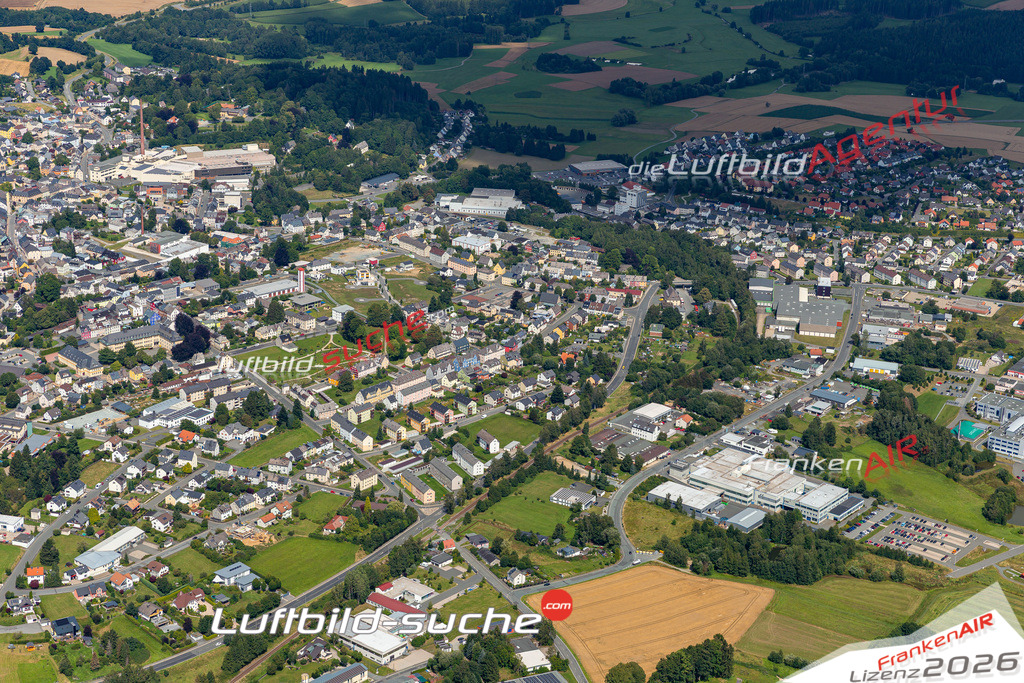 Das Luftbild der Stadt Helmbrechts wurde 2021 vom Flugzeug heraus erstellt (keine Drohne) Aufnahmehöhe ca.450 Meter- hohe Bildauflösung und Druck-Qualität garantiert!