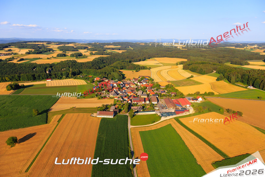 Die Luftaufnahme Wunkendorf - Weismain wurde vom UL-Flugzeug (keine Drohne) aus fotografiert.Hohe Druck- Auflösung-die Geschenkidee!