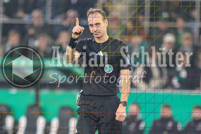Borussia Mönchengladbach vs Karlsruher SC - DFB-Pokal 2. Runde | Mönchengladbach, Deutschland, 28.10.25:   Schiedsrichter Bastian Dankert. gestikuliert, Gestik waehrend des Spiels der DFB-Pokal 2. Runde zwischen Borussia Mönchengladbach vs Karlsruher SC im Stadion im Borussia Park(Foto von Brauer-Fotoagentur / Adrian Schlueter)