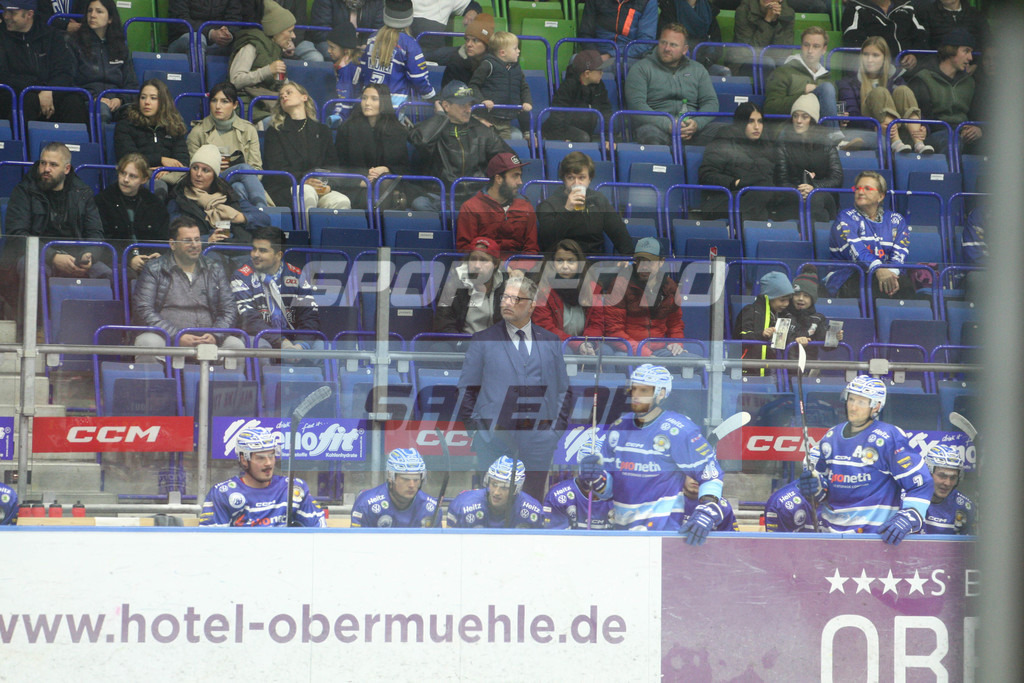 SC Riessersee - Höchstadt Alligators | SCR Coach Pat Cortina - Eishockey Oberliga Süd SC Riessersee - Höchstadt Alligators - © Sportfoto-Sale (MK) - Realisiert mit Pictrs.com