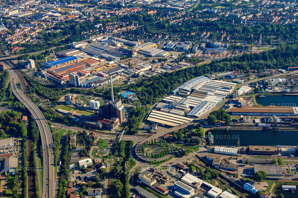 Luftbild: Industriegebiet am Rheinhafen südl. Ufer Straße, Rheinhafenstr im Ortsteil Grünwinkel in Karlsruhe im Bundesland Baden-Württemberg in Deutschland. Foto: IMG_32232.jpg vom 21.08.2010 durch Werner Riehm/FLY-FOTO.de