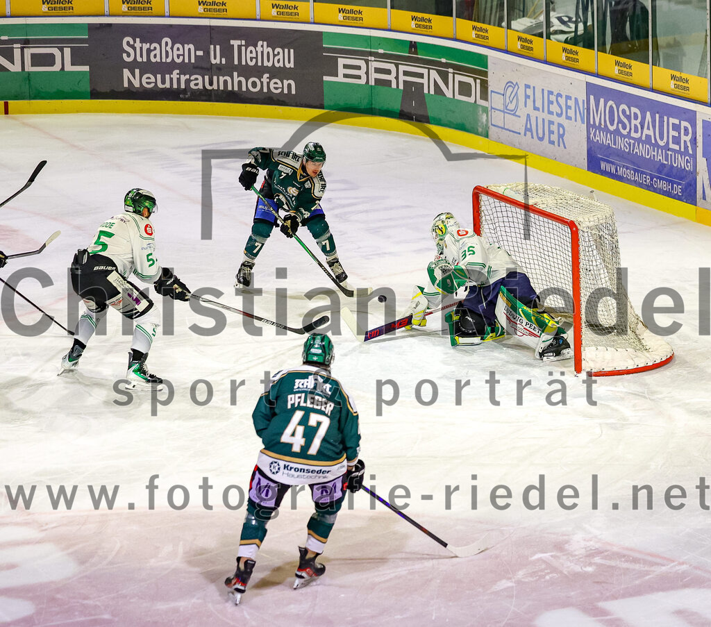2026-01-02_040_TSV_Erding_gegen_Hoechstadt_Alligators | Erding, Deutschland, 02.01.2026:Eishockey, Oberliga Süd 2025 / 2026, 33. Spieltag, TSV Erding gegen Höchstadt Alligators, Endergebnis: 2:1Louis Trattner (Erding Gladiators, #7), Marco Pfleger (Erding Gladiators, #47), Torwart Luca Ganz (Höchstadt Alligators, #35)Foto: Christian Riedel / fotografie-riedel.net