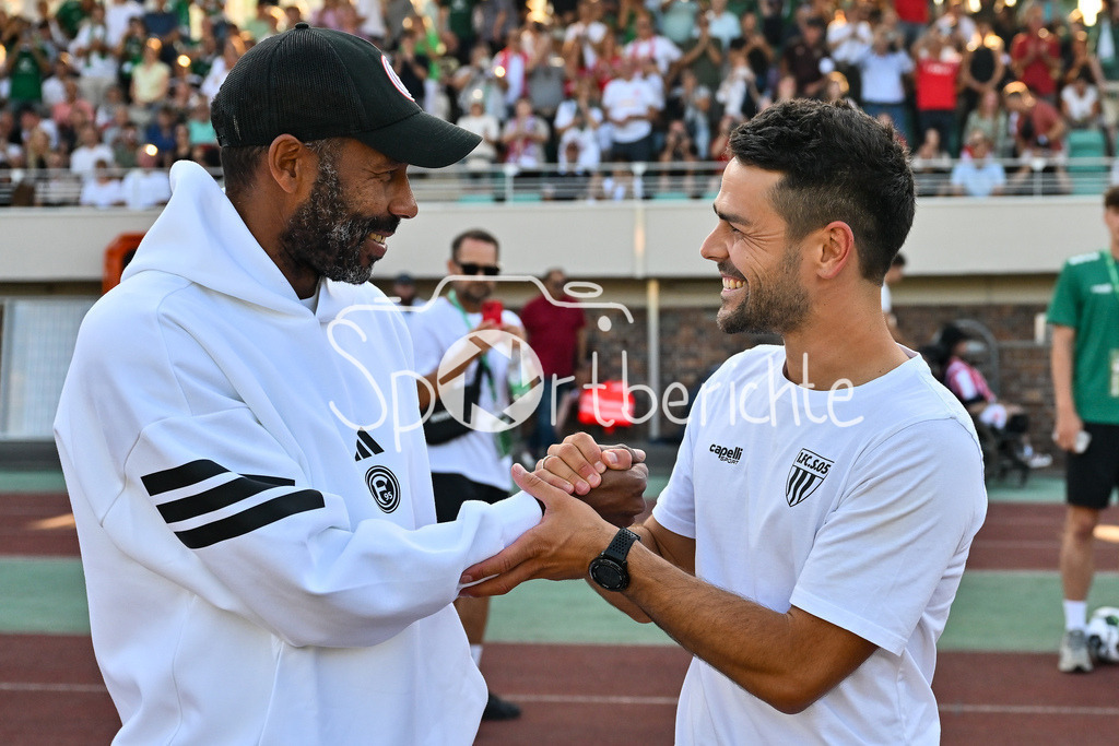 1. FC Schweinfurt 05 - Fortuna Düsseldorf | im Bild  Daniel THIOUNE Trainer Fortuna Düsseldrof im Gespräch mit Victor KLEINHENZ Trainer FC Schweinfurt 05 / DFB-Pokal: 1. FC Schweinfurt 05 - Fortuna Düsseldorf; Riedel-Bau Arena am 18.08.2025