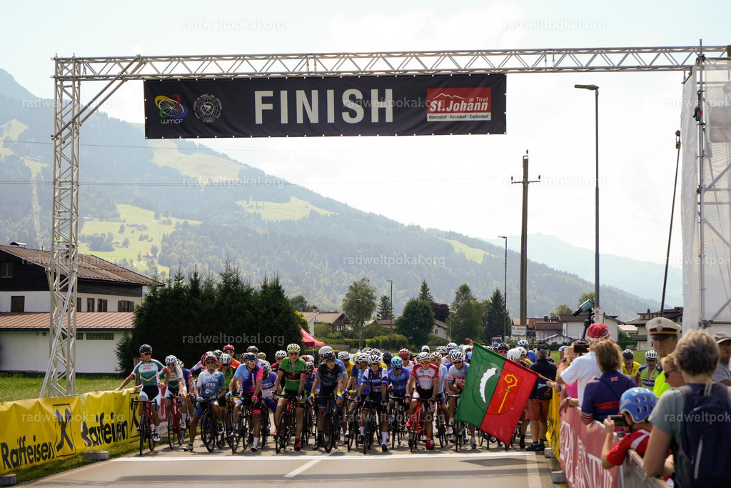 488_20230817_Bewerb_Maenner_Muehlanger | AUT - OESTERREICH, 2023-08-16: SPORT RENNRAD-FAHREN - 55. INTERNATIONALER RADWELTPOKAL IN ST. JOHANN IN TIROL  - Vintage-Radrennen mit WM-Bronze-Medaillen-Siegerin Christina Schweinberger, den Teilnehmer und Alexander Baumann (vom Orginastions-Team) - TAG 2 BEWERB MAENNER IN SECHS GRUPPEN  ; Foto: Roland Muehlanger