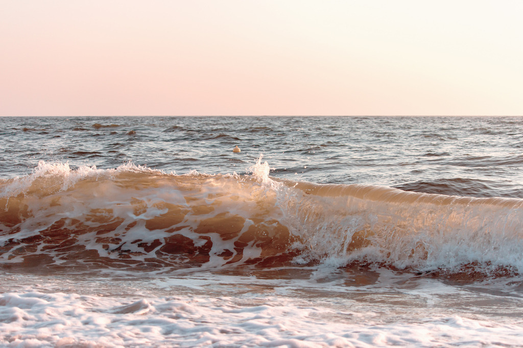Wandbild: Sonnendurchflutete Welle im Morgenrot | Dieses maritime Wandbild im Querformat zeigt eine Sonnendurchflutete Welle im Morgenrot. Der Himmel ist komplett in ein pastellartiges rotorange getaucht welches auf Ihren Wänden für eine wohnliche Stimmung sorgt. Diese Farben leuchten auch durch die brechende Welle. Das Meer zwischen Himmel und Welle wirkt eher ruhig und bringt ein edles graublau aufs Wandbild. Holen Sie sich diese schöne maritime Morgenstimmung auf Leinwand, Aluminium-Platte oder Acrylglas. Ideal fürs Wohnzimmer, Schlafzimmer, Küche, den Arbeitsplatz oder die Ferienwohnung.   - Realisiert mit Pictrs.com