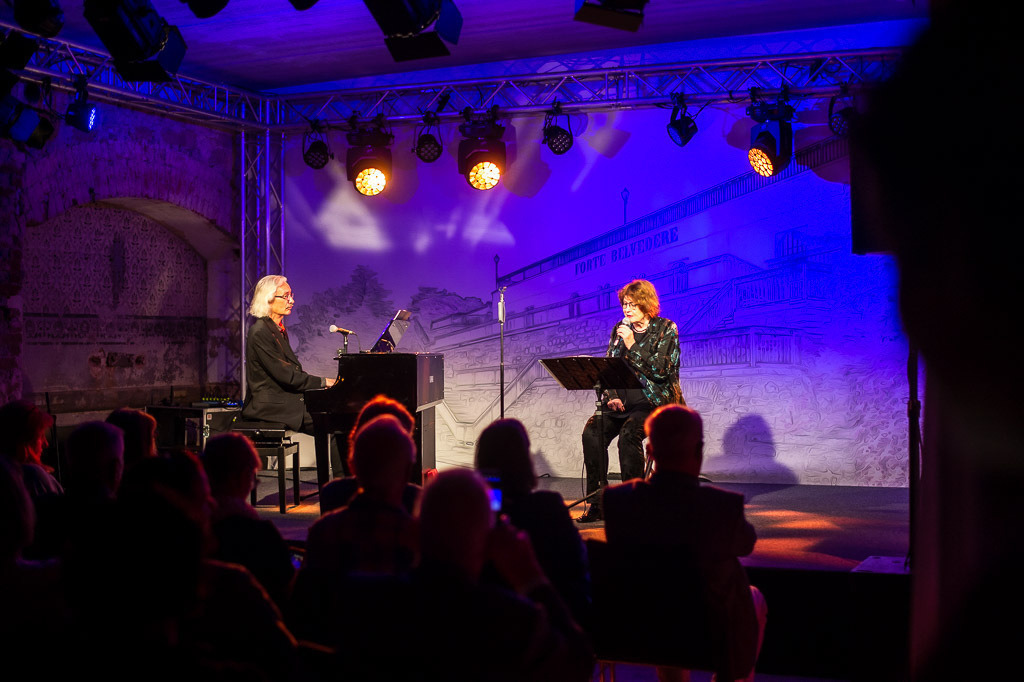 Uschi Brüning | Uschi Brüning im Forte Belvedere Leisnig zum Festival Hallo Leisnig 2022. - Realisiert mit Pictrs.com