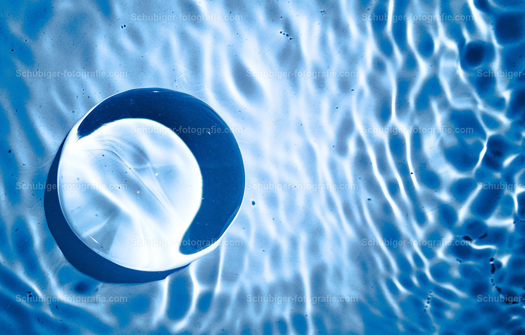 Glaskugel im Wasser | Glaskugel im Wasser - Realisiert mit Pictrs.com