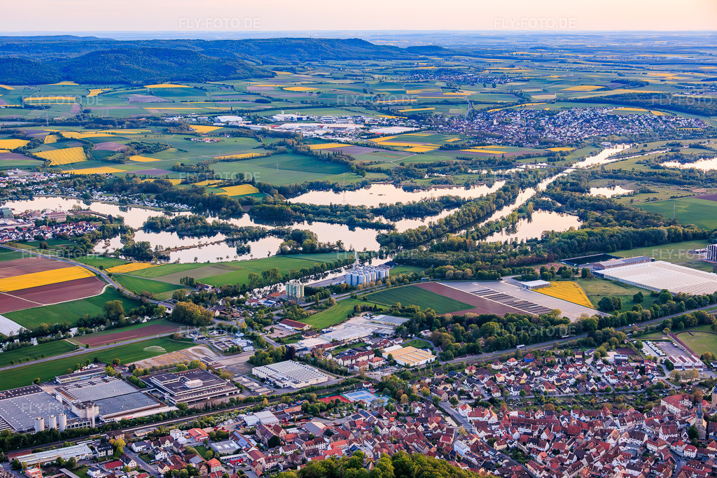Luftbild: Ortsansicht am Main mit Gewerbegebiet Zuckergelände, Hafen Zeil Gmbh, infire GmbH und MSG Knetzgauer Bucht in Zeil am Main im Bundesland Bayern in Deutschland.Foto: IMG_155514.jpg vom 02.05.2026 durch Werner Riehm/FLY-FOTO.deAuflösung des Originals: 5897 x 3931 pxinfire | Holzpellets, Briketts & Brennholz aus Franken