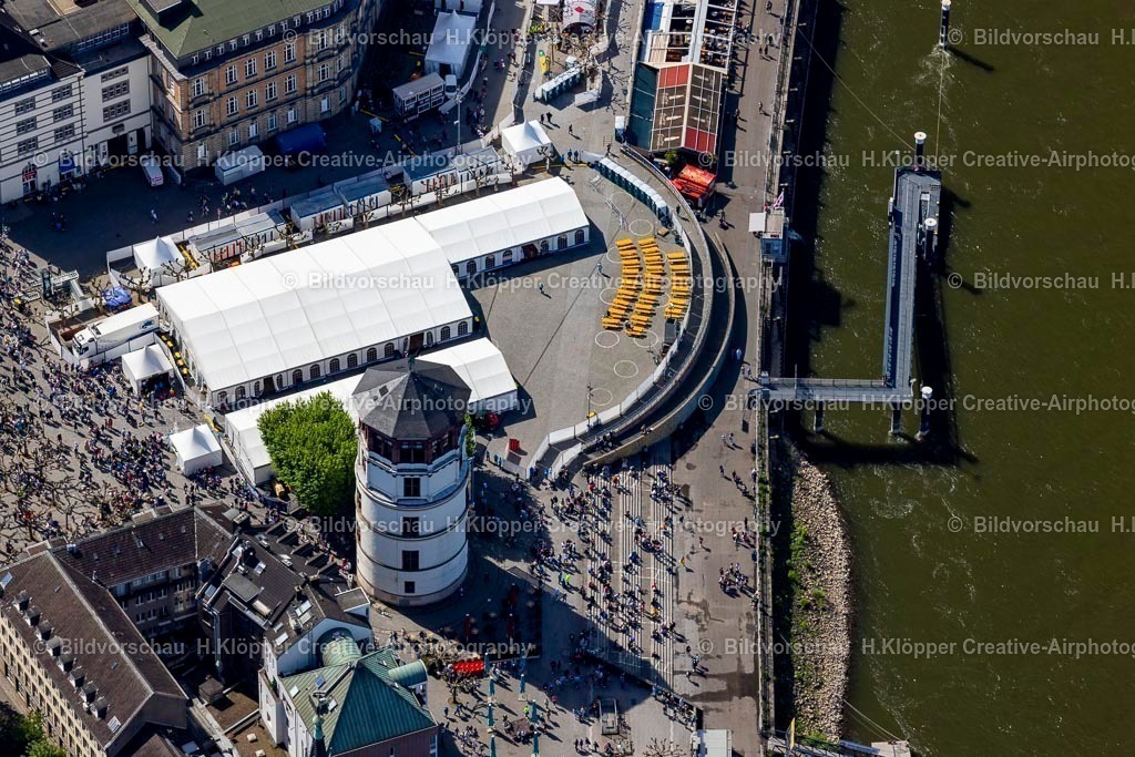 Luftbild Düsseldorf-2278 | Platz- Ensemble " Burgplatz " mit Schlossturm an der Rheinuferpromenade im Innenstadt- Zentrum am Burgplatz in Düsseldorf im Ruhrgebiet im Bundesland Nordrhein-Westfalen, Deutschland. - Realisiert mit Pictrs.com