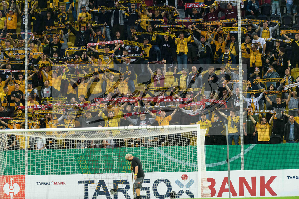 DREPAD20210806_004 | Fussball, Herren: . Fans von SG Dynamo Dresden beim Spiel der 1. Runde im DFB-Pokal zwischen SG Dynamo Dresden und SC Paderborn 07 im Rudolf-Harbig-Stadion am 06.08.2021 in Dresden, Deutschland.DFB / DFL REGULATIONS PROHIBIT ANY USE OF PHOTOGRAPHS AS IMAGE SEQUENCES AND/OR QUASI-VIDEO. - Realisiert mit Pictrs.com