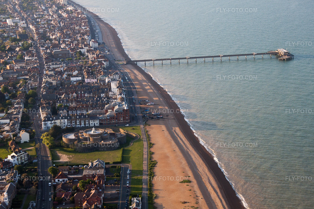 Aerial view: View of the town in Deal in the state England, Great Britain. – Photo: IMG_50835.jpg taken on 05/27/2012 by Werner Riehm/FLY-FOTO.com – Resolution of the original: 4752 x 3168 px