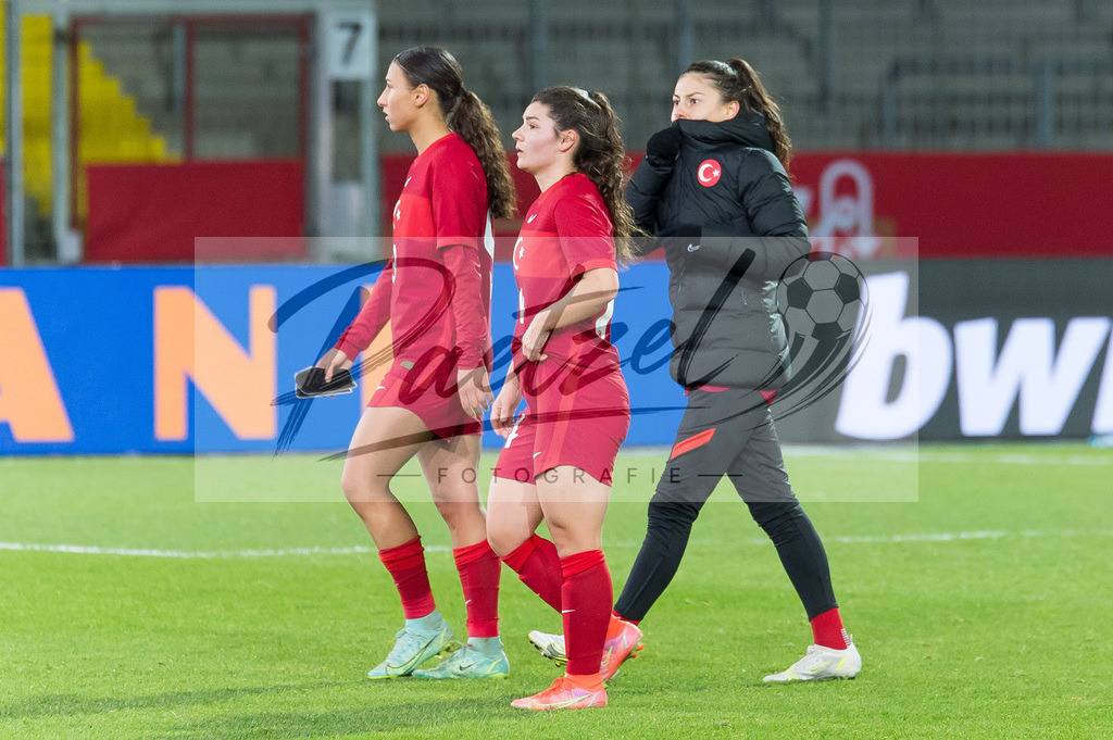 GERTUR20211126_045 | Fussball, Frauen:  Spielerinnen von Tuerkei enttaeuscht bei dem Spiel der WM-Qualifikation zwischen Deutschland und Tuerkei im Eintracht-Stadion am 26.11.2021 in Braunschweig, Deutschland. - Realisiert mit Pictrs.com