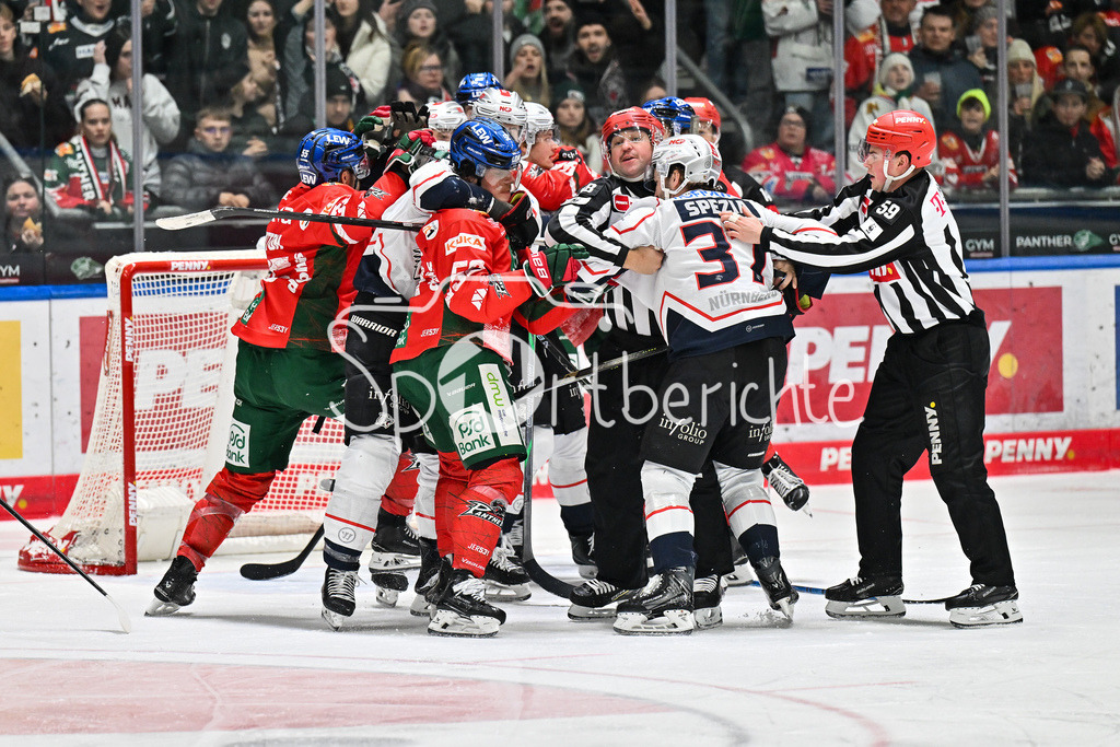 Augsburger Panther - Nürnberg Ice Tigers | AUGSBURG, GERMANY - 28. NOVEMBER: heiss her ging es im Derby zwischen Augsburg und Nürnberg / Fight / Faustkampf beim Ligaspiel zwischen den Augsburger Panthern und den Nürnberg Ice Tigers am 23. Spieltag der Penny DEL im Curt Frenzel Stadion