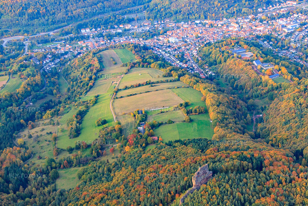Luftbild: Kletterfels Asselststein im Pfälzerwald aus Süden in Annweiler am Trifels im Bundesland Rheinland-Pfalz in Deutschland. Foto: IMG_53999.jpg vom 20.10.2012 durch Werner Riehm/FLY-FOTO.de