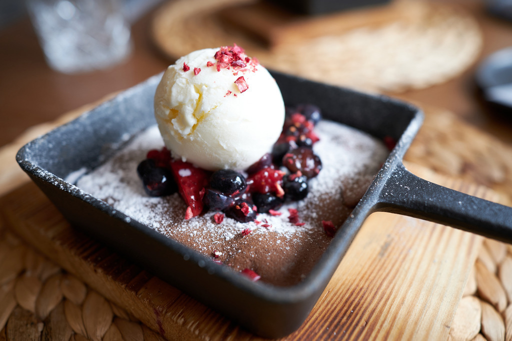 Schokoladenkuchen mit Eis und Beeren | Käsmu, Estland - August 24, 2022: warmer Schokoladenkuchen mit Eis und Beeren - Realisiert mit Pictrs.com