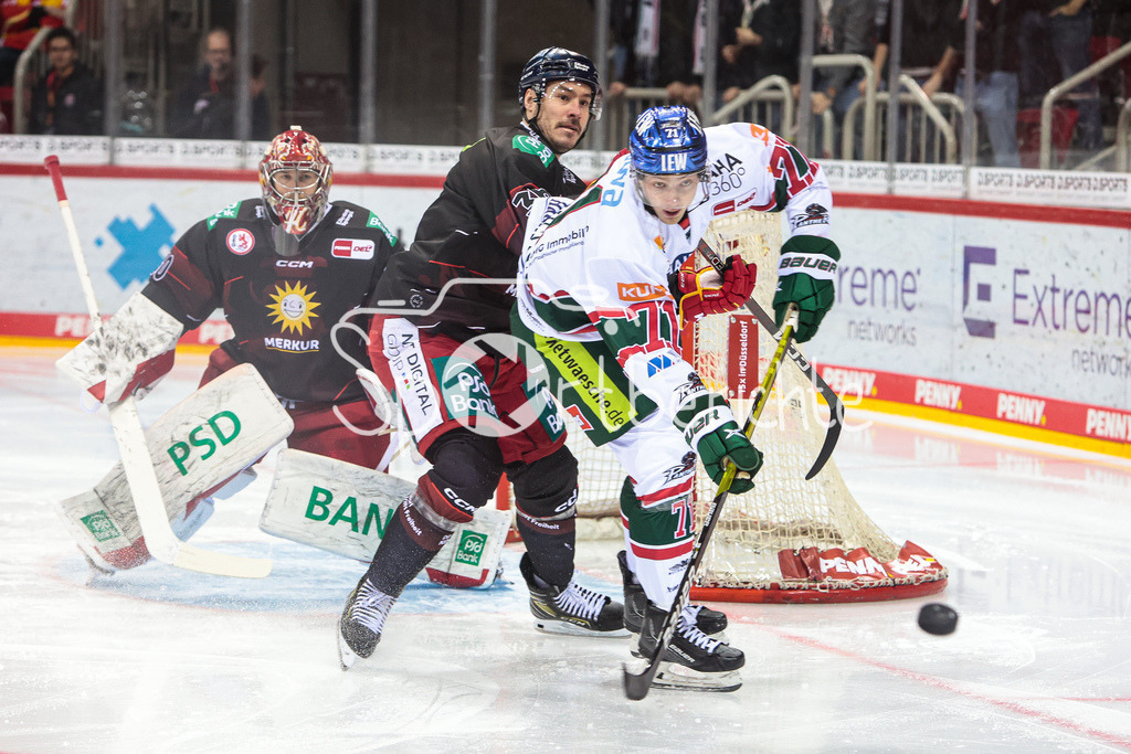 Duesseldorfer EG - Augsburger Panther | v. l. Hnrik HAUKELUNG (DEG #40), Jonas JAEVINEN (DEG #36) und Marcel BARINKA (AEV #71), JOONAS JÄRVINEN