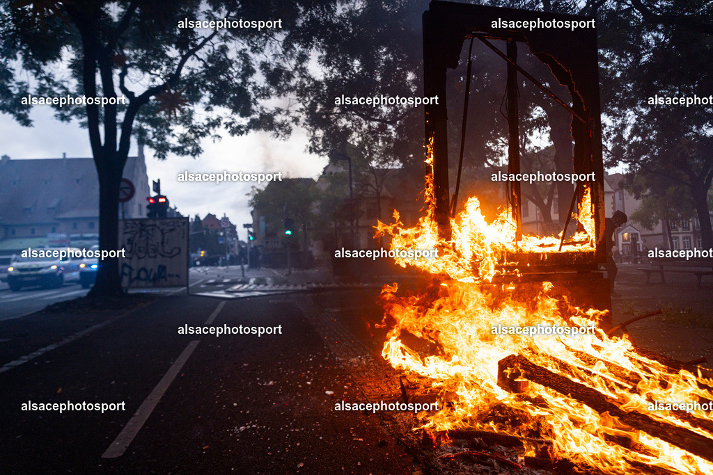 9L6A7861 | Strasbourg, France, 24 octobre 2026. Des manifestants affrontent les forces de l’ordre lors d’une mobilisation dans le centre-ville de Strasbourg. Des policiers interviennent pour disperser des groupes de manifestants, tandis que des gaz lacrymogènes sont utilisés. Des affrontements, des jets de projectiles et des dégradations sont observés dans plusieurs rues. Des barricades et des véhicules en feu témoignent de la tension qui règne en marge de la mobilisation. - Realisiert mit Pictrs.com