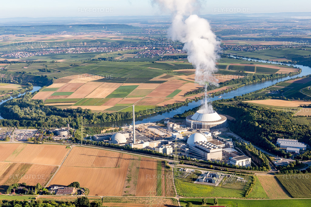 Luftbild: Reaktorblöcke, Kühlturmbauwerke und Anlagen des AKW - KKW Atomkraftwerk - Kernkraftwerk GKN Neckarwestheim in Neckarwestheim in Gemmrigheim im Bundesland Baden-Württemberg in Deutschland. Foto: IMG_093793.jpg vom 23.08.2016 durch Werner Riehm/FLY-FOTO.de