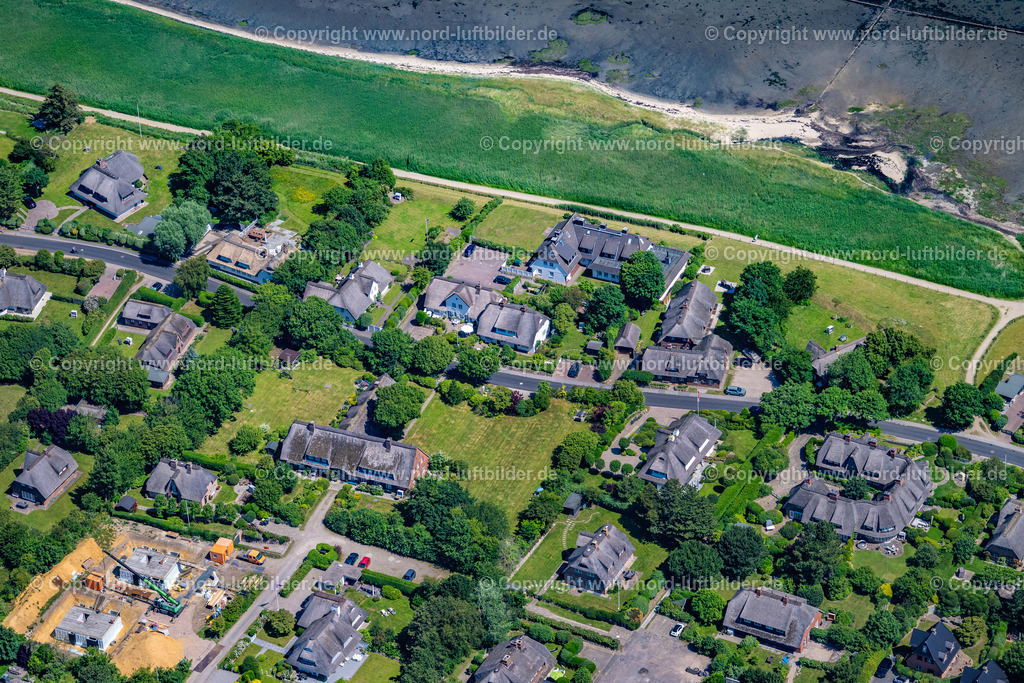 Sylt_Keitum_Alter_Kirchweg_ELS_0138210625 | SYLT 21.06.2025 Ortsansicht an der Meeres-Küste der Nordsee Alter Kirchweg in Keitum-Klentertal auf der Insel Sylt im Bundesland Schleswig-Holstein. // Townscape on the seacoast of North Sea in Keitum-Klentertal in the state Schleswig-Holstein. Foto: Martin Elsen