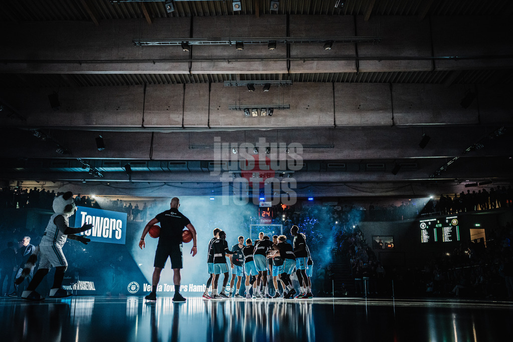 Basketball | Männer | Saison 2024/2025 | easyCredit Basketball Bundesliga | 14. Spieltag | Veolia Towers Hamburg vs. Basketball Löwen Braunschweig | 30.12.2024 | Towers Team beim Einlauf