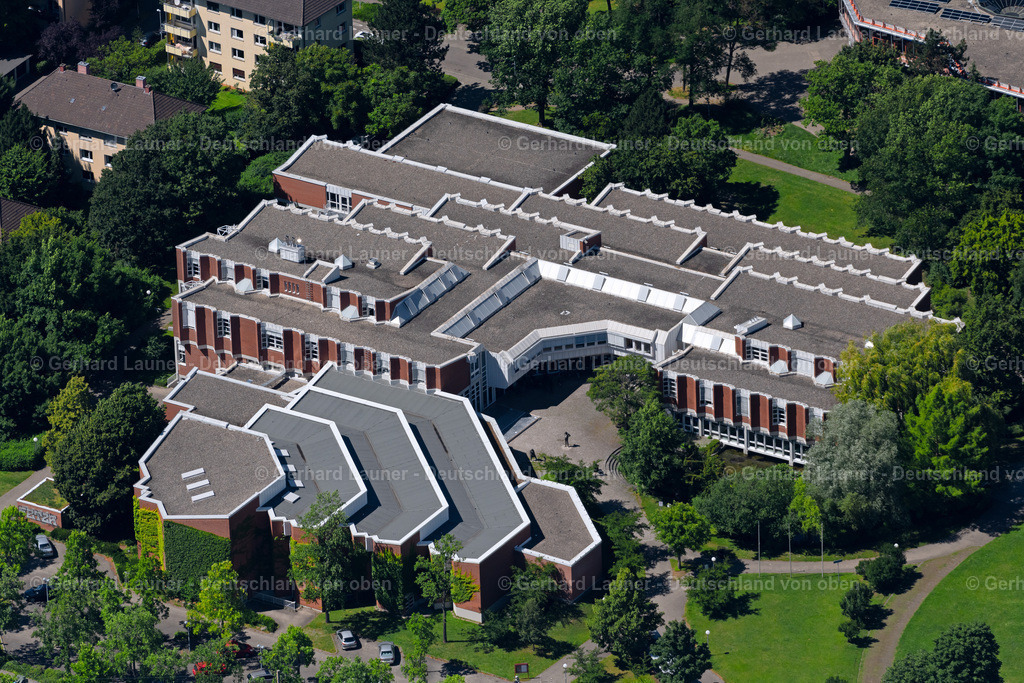 4033141 | FREIBURG IM BREISGAU 30.06.2020 Gebäudekomplex der Hochschule "Hochschule für Musik Freiburg" am Mendelssohn-Bartholdy-Platz im Ortsteil Oberau in Freiburg im Breisgau im Bundesland Baden-Württemberg, Deutschland. Weiterführende Informationen bei: Hochschule für Musik Freiburg. // Building complex of the university "Hochschule fuer Musik Freiburg" on place Mendelssohn-Bartholdy-Platz in the district Oberau in Freiburg im Breisgau in the state Baden-Wuerttemberg, Germany. Further information at: Hochschule fuer Musik Freiburg. Foto: Gerhard Launer