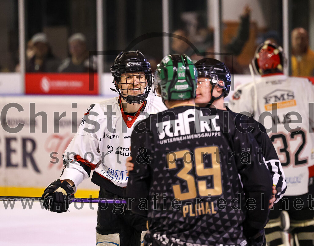 2024-03-08_083_TSV_Erding_gegen_EHC_Koenigsbrunn | Erding, Deutschland, 08.03.2024:
Eishockey, Bayernliga Playoffs 2023 / 2024, 1. Spieltag, TSV Erding gegen EHC Königsbrunn, Endergebnis: 3:0

Simon Beslic (EHC Königsbrunn, #3), Thomas Plihal (Erding Gladiators, #39)

Foto: Christian Riedel / fotografie-riedel.net