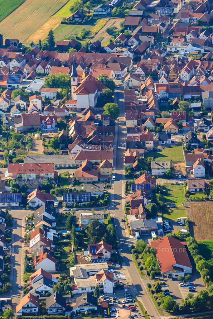 Luftbild: Kirchstraße von Süden in Hatzenbühl im Bundesland Rheinland-Pfalz in Deutschland. Foto: IMG_42576.jpg vom 27.06.2011 durch Werner Riehm/FLY-FOTO.de