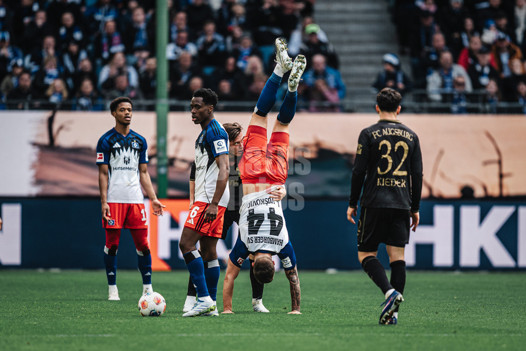 Fußball | Männer | Saison 2025/2026 | 1. Fußball-Bundesliga | 28. Spieltag | Hamburger SV vs. FC Augsburg | 04.04.2026 | links Michael Gregoritsch (#38, FC Augsburg) hilft rechts Luka Vuskovic (#44, HSV) beim Handstand