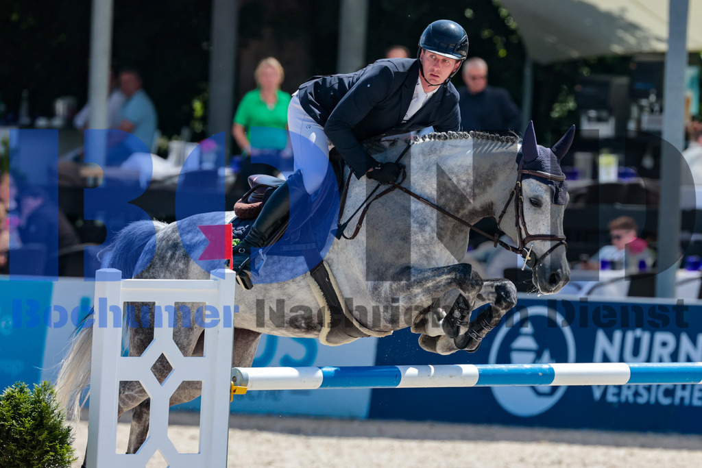 Longines Balve Optimum - Springen Samstag {date} -  | {headline}(Foto: Sebastian Sendlak / BOND) - Realisiert mit Pictrs.com