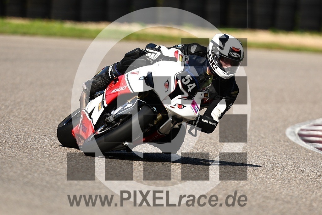 0054-20250928_02018 | Schöne Erinnerungen an spannende Momente - das festzuhalten ist unser Job. PIXELrace.de ist seit 2003 auf den Rennstrecken Europas unterwegs um die Action draußen beim Fahren und die wunderbare Stimmung imm Fahrerlager für euch einzufangen.