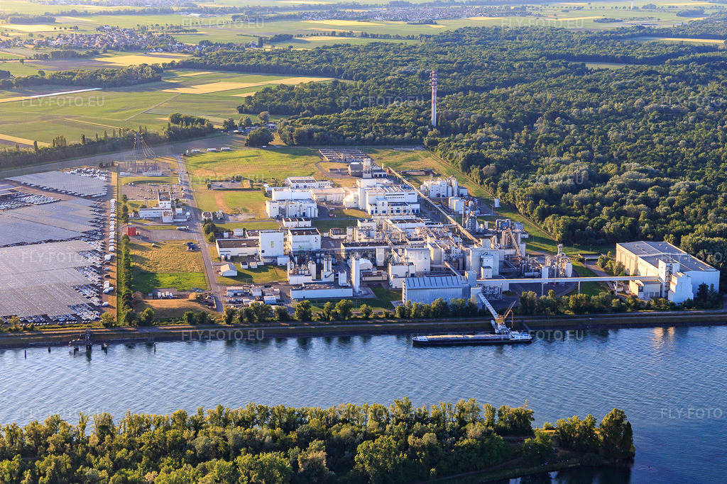 Vue aérienne: Zone Industrielle et Portuaire avec des installations industrielles sur le Rhin de Jungbunzlauer SA et TEREOS Starch & Sweeteners Europe à Marckolsheim dans le département Bas Rhin, France – .Photo: IMG_147924.jpg prise le 30/05/2025 par Werner Riehm/FLY-FOTO.eu – Résolution de l'original: 5170 x 3447 px – Jungbunzlauer - Your partner for ingredient excellence – Groupe coopératif sucrier français - Tereos