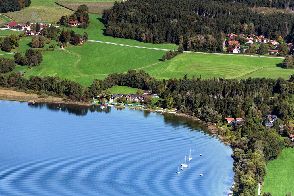 dr__0092588.jpg | BREITBRUNN AM CHIEMSEE 01.10.2021 Uferbereiche am Seegebiet des Chiemsee in der Kailbachbucht in Breitbrunn am Chiemsee im Bundesland Bayern, Deutschland. // Riparian areas on the lake area of Chiemsee in the Kailbachbucht in Breitbrunn am Chiemsee in the state Bavaria, Germany. Foto: Daniel Reiter