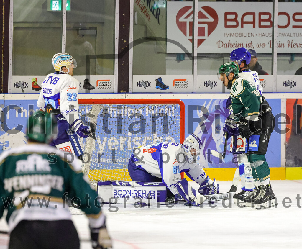 2025-09-26_123_TSV_Erding_gegen_SC_Riessersee | Erding, Deutschland, 26.09.2025:Eishockey, Oberliga Süd 2025 / 2026, 3. Spieltag, TSV Erding gegen SC Riessersee, Endergebnis: 3:5Robin Soudek (SC Riessersee, #22), Torwart Patrik Mühlberger (SC Riessersee, #65), Louis Trattner (Erding Gladiators, #7)Foto: Christian Riedel / fotografie-riedel.net