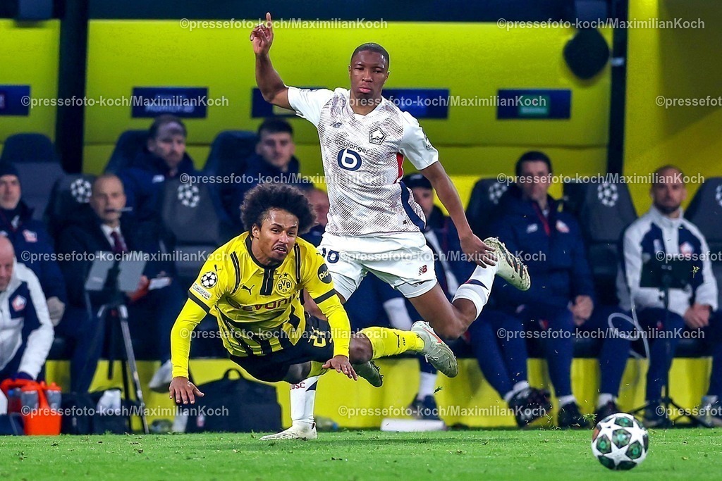 UCL04032502209 | 04.03.2025, Fußball, UEFA Champions League, Borussia Dortmund - OSC Lille, Signal Iduna Park, Runde der 16, Saison 2024 2025: Karim Adeyemi (BVB #27) im Zweikampf gegen Bafode Diakite (LOSC Lille #18)