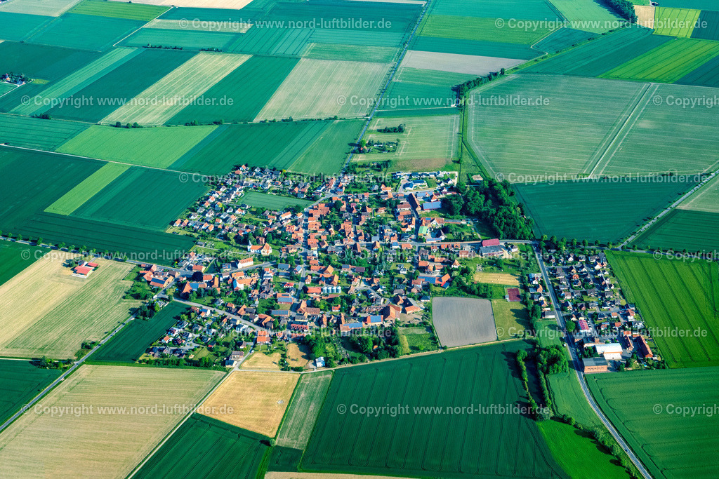Nettlingen_ELS_4122050623 | SöHLDE 05.06.2023 Landwirtschaftliche Nutzflächen und Feldgrenzen " Nettlingen " umsäumen das Siedlungsgebiet des Dorfes an der Marienburger Straße in Söhlde im Bundesland Niedersachsen, Deutschland. // Agricultural land and field boundaries surround the settlement area of the village " Nettlingen " on street Marienburger Strasse in Soehlde in the state Lower Saxony, Germany. Foto: Martin Elsen