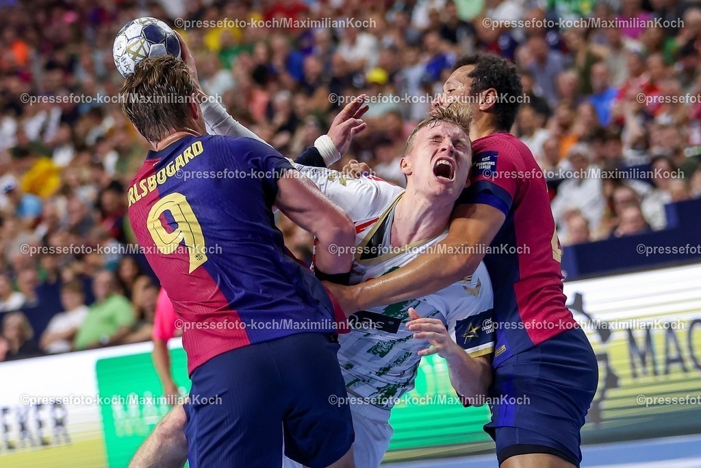KoeEHF14062502019 | 14.06.2025, Handball, Halbfinale TruckScout24 EHF FINAL4, LANXESS arena Köln, FC Barcelona - SC Magdeburg: Platzverweis für Thiagus Petrus Goncalves dos Santos (Barca FC Barcelona ESP #22) neben Jonathan Carlsbogard (Barca FC Barcelona ESP #09) nach dem Foulspiel an Gisli Kristjansson (Magdeburg #10) 