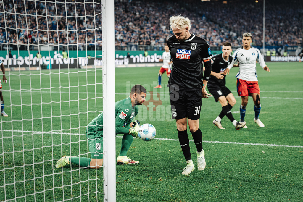 Fußball | Männer | Saison 2024/2025 | 2. Fußball-Bundesliga | 33. Spieltag | Hamburger SV vs. SSV Ulm 1846 | 10.05.2025 | Eigentor von Philipp Strompf (#32, SSV Ulm 1846)
