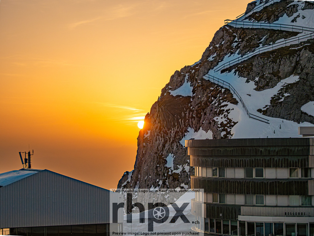 Sonnenaufgang am Pilatus | Stimmungsvolle Fotokunst aus Luzern. Erlebe den Pilatus, den See und die Stadt Luzern in exklusiven Aufnahmen in der Fotogalerie & Shop. - Realisiert mit Pictrs.com