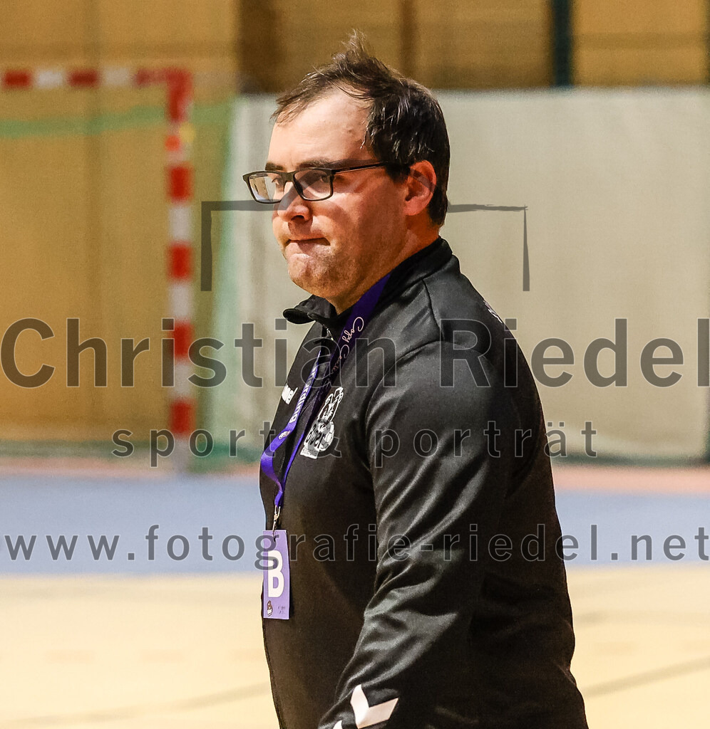 2024-10-13_058_SpVgg_Altenerding_gegen_SSG_Metten | Erding, Deutschland, 13.10.2024:Handball, Bezirksoberliga Männer 2024 / 2025, 4. Spieltag, SpVgg Altenerding gegen SSG Metten, Endergebnis: 40:22Trainer Simon Klawe (SpVgg Altenerding)Foto: Christian Riedel / fotografie-riedel.net