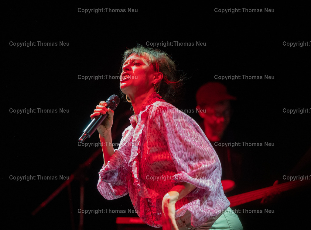 DSC_0289 | Im Parktheater Bensheim fand am 28. März 2026 die Verleihung des Eysoldt-Rings 2025 statt – eine der bedeutendsten Auszeichnungen für Schauspielkunst im deutschsprachigen Raum. Der Preis ging an Thomas Schmauser, der für seine herausragende darstellerische Leistung geehrt wurde.Im Rahmen der Veranstaltung wurde außerdem der Kurt-Hübner-Regiepreis an Fritzi Wartenberg verliehen, die für ihre besondere künstlerische Handschrift und Regiearbeit ausgezeichnet wurde.Musikalischer Teil war Katharina Bach mit ihrer Band "Bitchboy" ,Bild: Thomas Neu