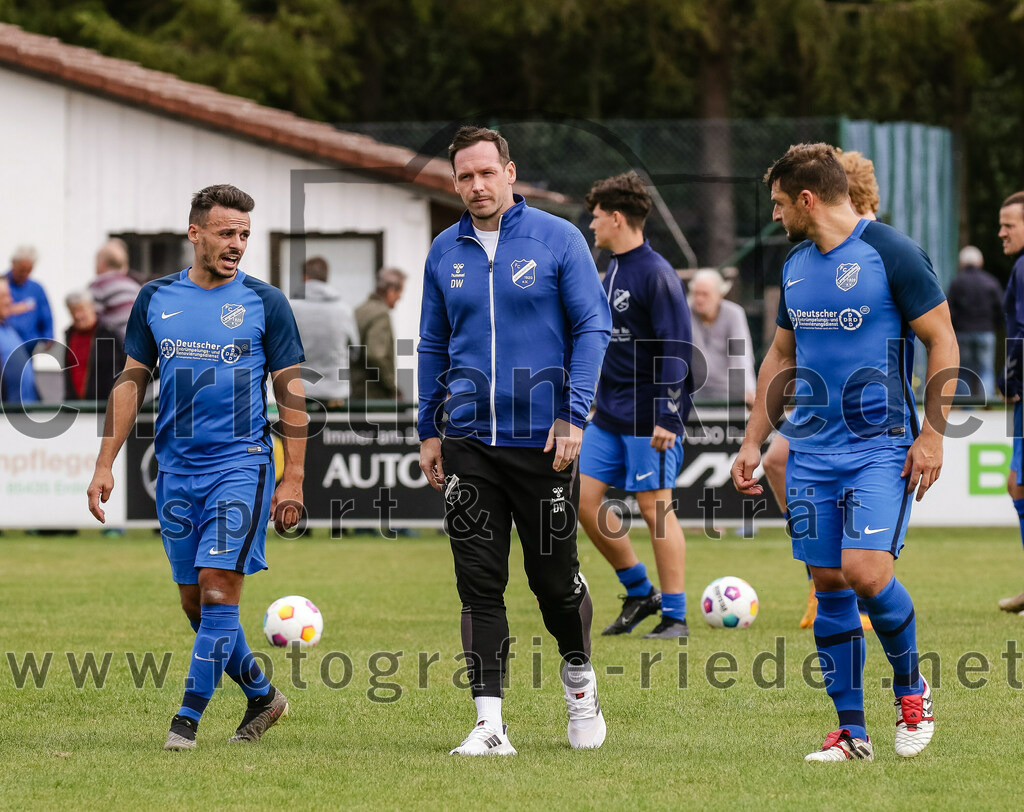 2023-10-14_101_FC_Langengeisling_gegen_TSV_Siegsdorf | Erding, Deutschland, 14.10.2023:
Fußball, Bezirksliga Oberbayern Ost 2023 / 2024, 13. Spieltag, FC Langengeisling gegen TSV Siegsdorf, Endergebnis: 3:0

Spielertrainer Maximilian Hintermaier (FC Langengeisling), Co-Trainer Douglas Wilson (FC Langengeisling), Andreas Buchberger (FC Langengeisling, #5)

Foto: Christian Riedel / fotografie-riedel.net