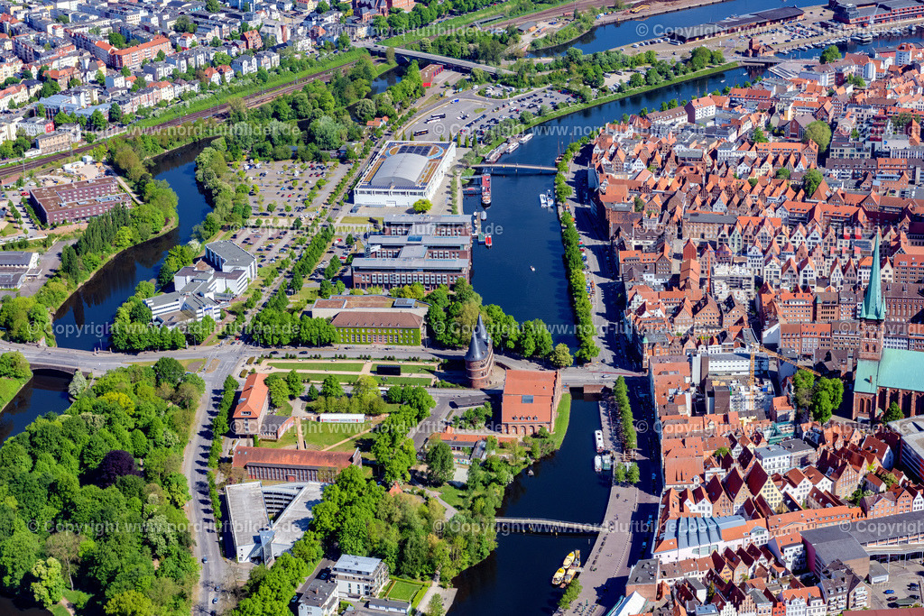 Lübeck_Holstentor_ELS_3657150522 | LüBECK 15.05.2022 Blick auf das Holstentor in der Innenstadt des Altstadt - Zentrums zwischen den Uferbereichen des Stadtgraben und der Trave am Holstentorplatz in Lübeck im Bundesland Schleswig-Holstein. // Holsten Gate in the city center of the old town - center of Luebeck in Schleswig-Holstein. Foto: Martin Elsen