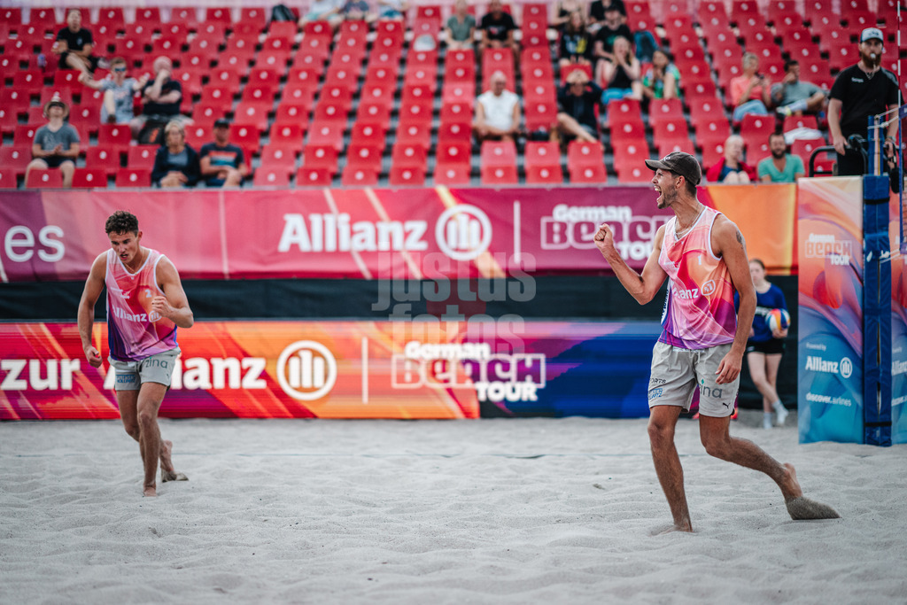 Beachvolleyball | Männer | Allianz German Beach Tour 2024 | Tourstop Kühlungsborn 2 | 15.08.2024 | rechts jubelt Niklas Held, links Hennes Nissen