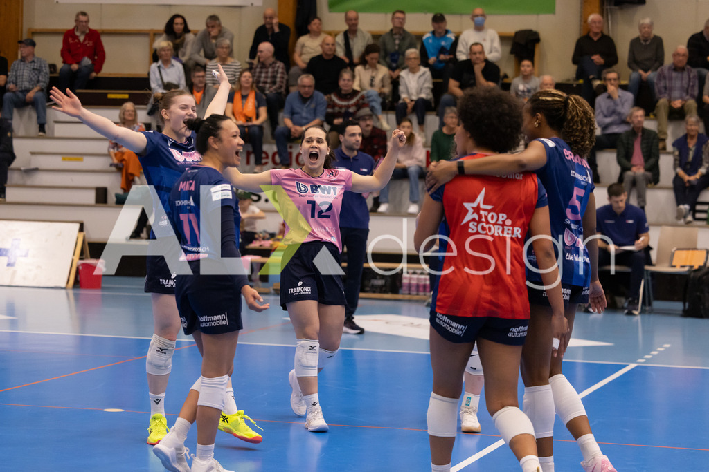Volleyball I Frauen I Saison 2025-2026 I Volleyball NLA | Women I 1/2 Finals I  VC Kanti Schaffhausen - Sm'Aesch Pfeffingen I 07.03.2026 | Sm'Aesch Pfeffingen Spielerinnenkreis - Realisiert mit Pictrs.com