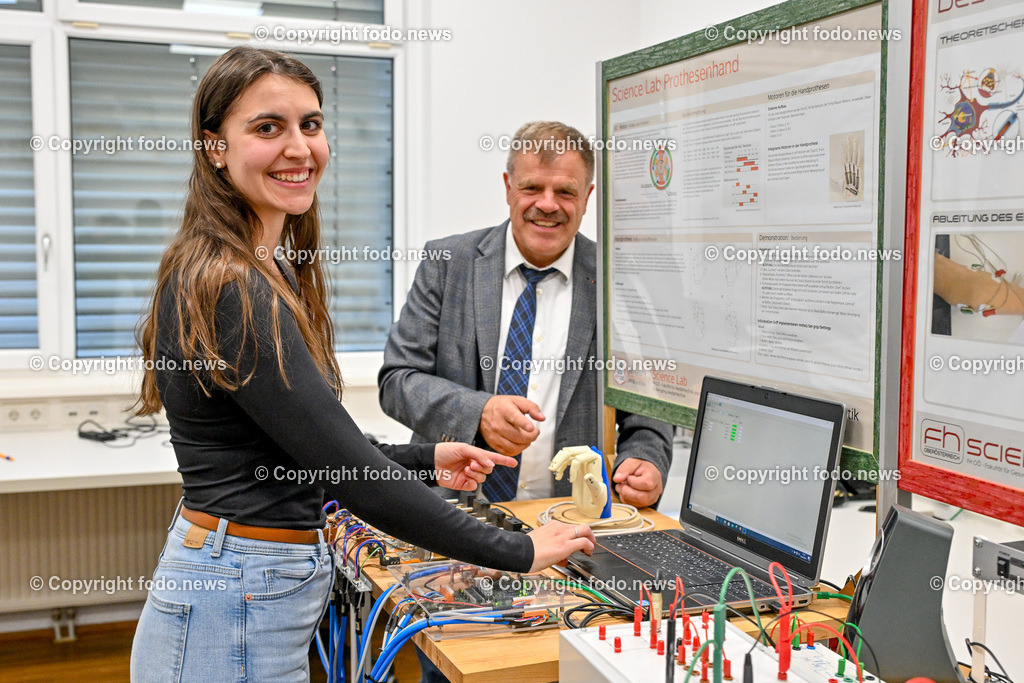 Linz_ FH Ooe Campus Linz_ Medizintechnik_ 03.04.2024-4 | 03.04.2024, Linz, AUT, FH Ooe Campus Linz, Medizintechnik, im Bild Selina Puehringer (Studierende), Hubert Egger (FH-Prof. Dr., Studiengang Medizintechnik, Fakultaet für Medizintechnik und Angewandte Sozialwissenschaften)